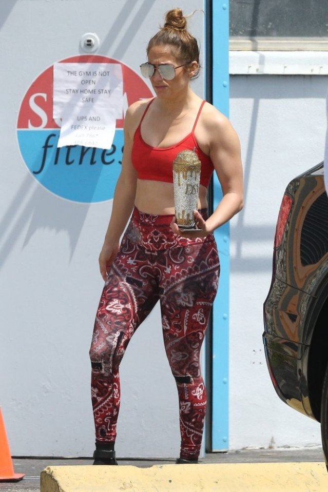 Jennifer-Lopez-go to the-gym in COVID lockdown 2